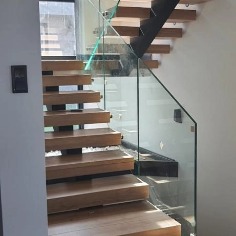 Lüks Villa İçin Cam Korkuluklu Omurgalı Ahşap Merdiven