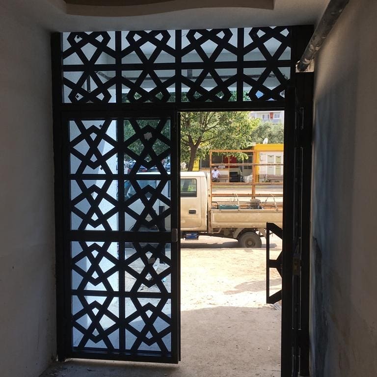 Geometrik Motifli Siyah Metal Apartman Giriş Kapısı